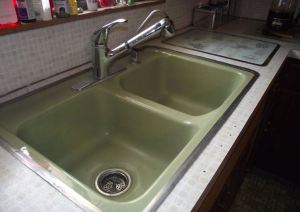 avocado-sink-with-metal-hudee-rim